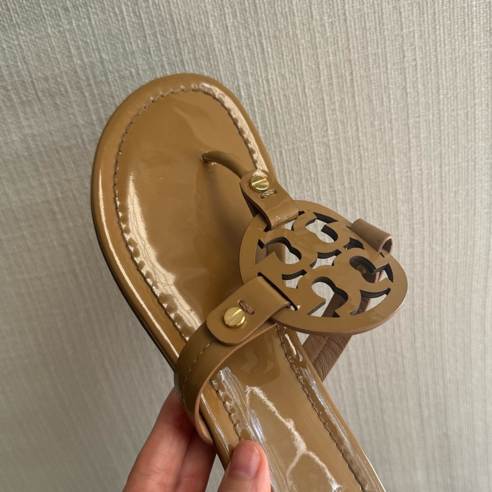 Tory Burch gloss sandals - Picture 4 of 5